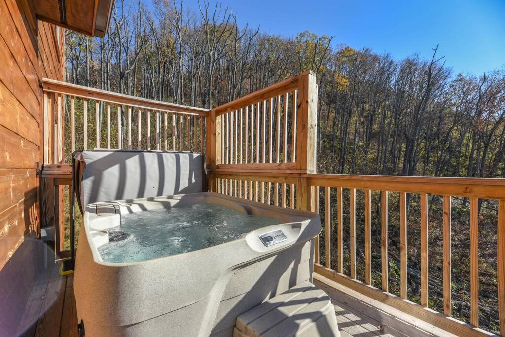 Walnut Ridge Cabin. Sleeps 7-11! Hot Tub, Pool Table, Minutes To Downtown Gatlinburg! 외부 사진