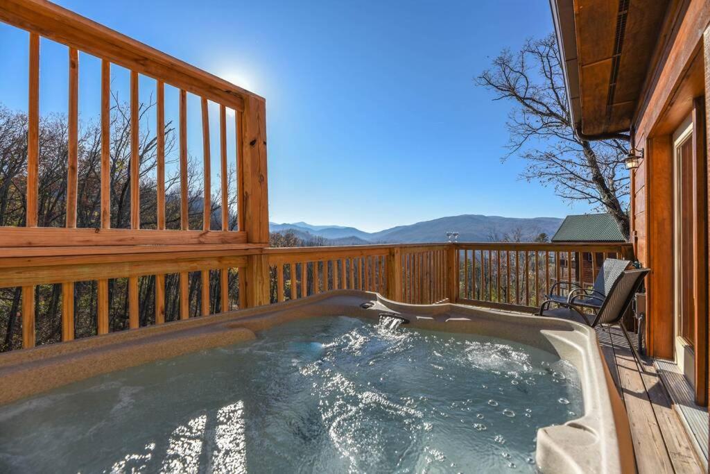 Walnut Ridge Cabin. Sleeps 7-11! Hot Tub, Pool Table, Minutes To Downtown Gatlinburg! 외부 사진