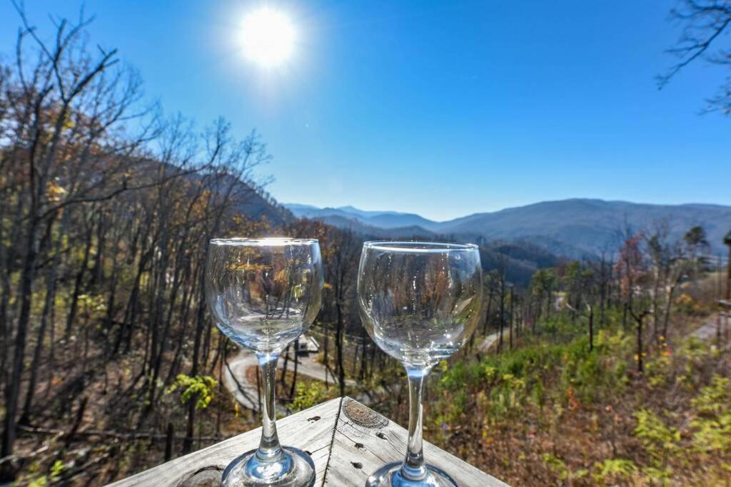 Walnut Ridge Cabin. Sleeps 7-11! Hot Tub, Pool Table, Minutes To Downtown Gatlinburg! 외부 사진