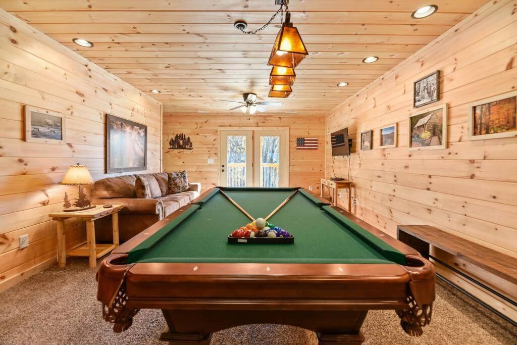 Walnut Ridge Cabin. Sleeps 7-11! Hot Tub, Pool Table, Minutes To Downtown Gatlinburg! 외부 사진
