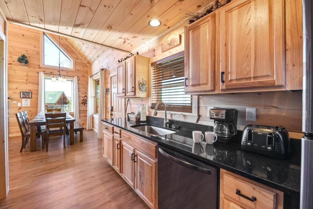 Walnut Ridge Cabin. Sleeps 7-11! Hot Tub, Pool Table, Minutes To Downtown Gatlinburg! 외부 사진