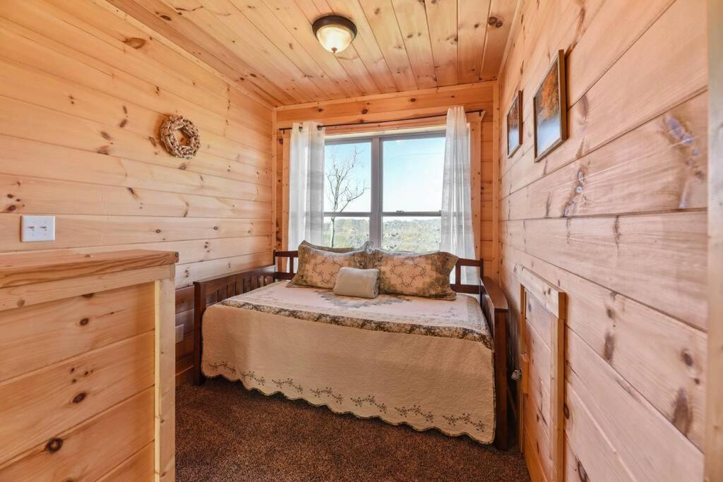 Walnut Ridge Cabin. Sleeps 7-11! Hot Tub, Pool Table, Minutes To Downtown Gatlinburg! 외부 사진