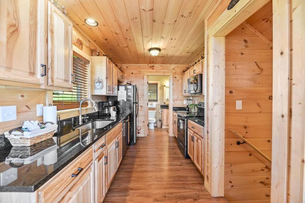Walnut Ridge Cabin. Sleeps 7-11! Hot Tub, Pool Table, Minutes To Downtown Gatlinburg! 외부 사진
