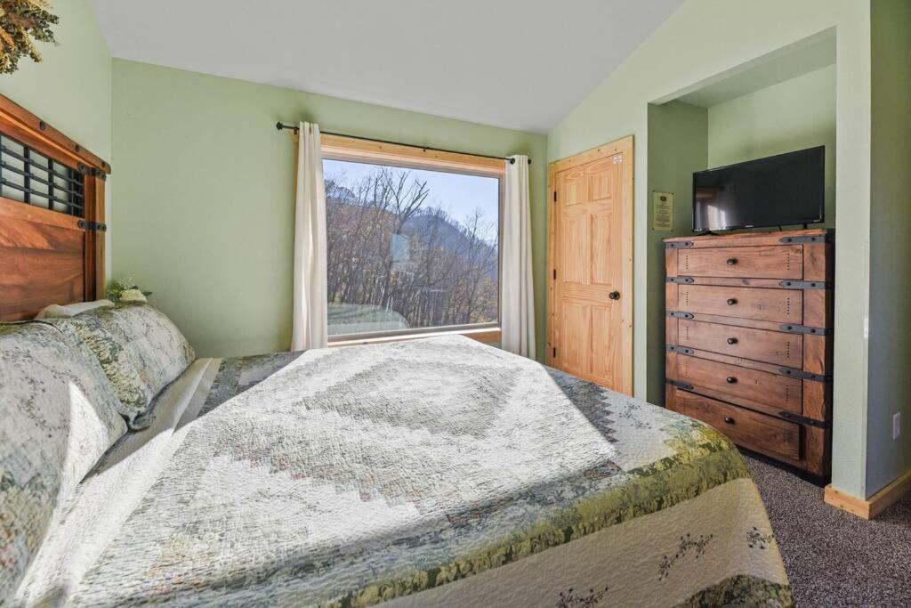 Walnut Ridge Cabin. Sleeps 7-11! Hot Tub, Pool Table, Minutes To Downtown Gatlinburg! 외부 사진